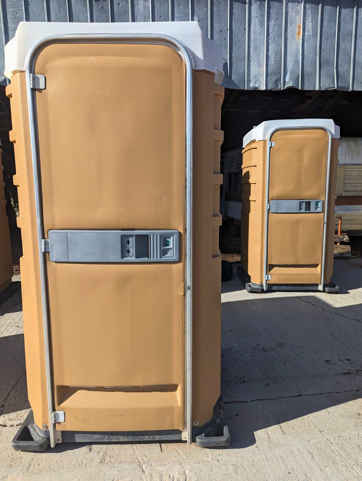 Mugzie’s portable toilets outside a building